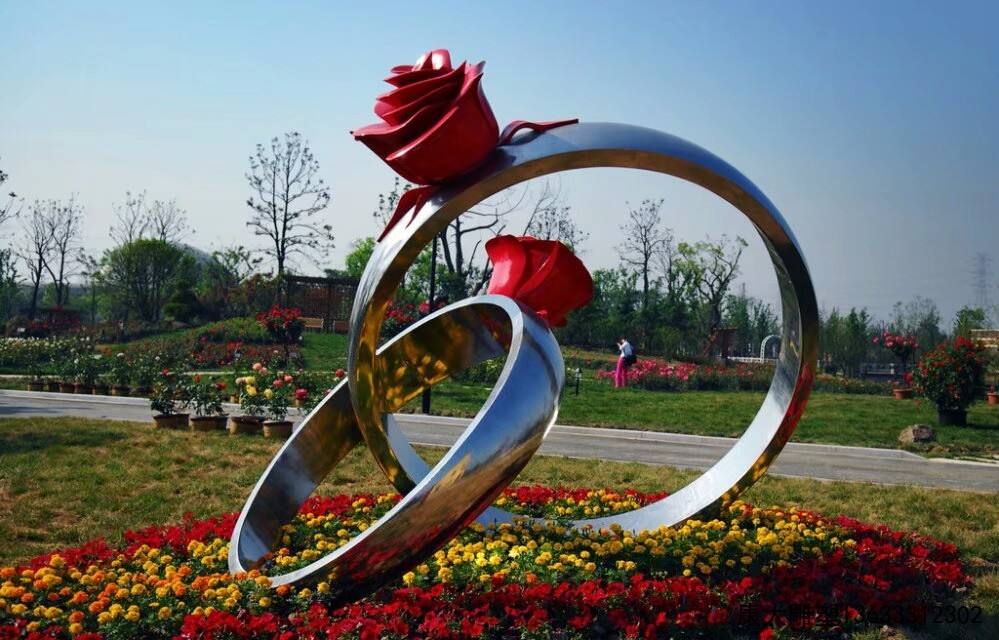 不銹鋼雕塑的特點(diǎn)有哪些？如何進(jìn)行設(shè)計(jì)制作？