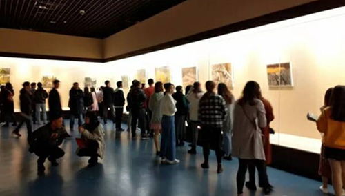 藝術(shù)學(xué)院組織美術(shù)學(xué)專業(yè)學(xué)生參觀油畫展 在藝術(shù)交流中深化專業(yè)認(rèn)知